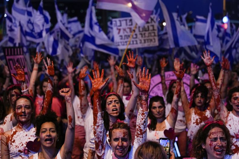 Activistas israelíes protestan contra los planes del primer ministro israelí Benjamin Netanyahu para reformar el sistema judicial, en Tel Aviv, el sábado 6 de mayo de 2023. (AP Foto/Ariel Schalit)