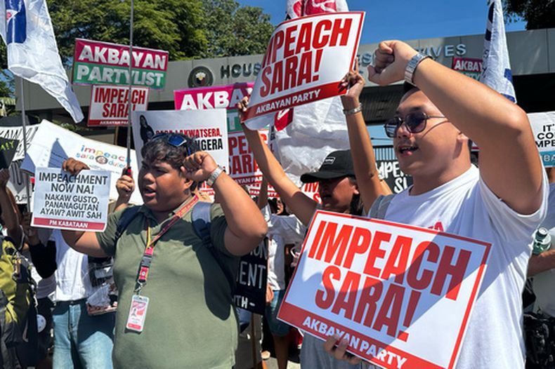 Manifestantes corean lemas durante una marcha pidiendo el juicio político de la vicepresidenta de Filipinas, Sara Duterte, ante la Cámara de Representantes en Ciudad Quezón, Filipinas, el lunes 11 de mayo de 2026. (AP Foto/Joeal Calupitan)
