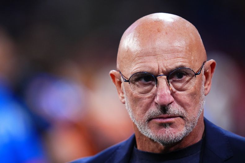 El técnico de España Luis De La Fuente previo al partido contra Chequia por la Liga de Naciones, el sábado 3 de octubre de 2026, en Oviedo. (AP Foto/Manu Fernández)
