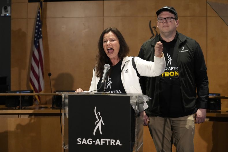 La presidenta de SAG-AFTRA, Fran Drescher, a la izquierda, y el director ejecutivo nacional y negociador en jefe de SAG-AFTRA, Duncan Crabtree-Ireland, hablan durante una conferencia de prensa que anuncia una huelga del Sindicato de Actores de la Pantalla-Federación Estadounidense de Artistas de Radio y Televisión el jueves 13 de julio de 2023, en Los Ángeles. Esta es la primera vez desde 1960 que actores y guionistas de Hollywood están en huelga al mismo tiempo. (Foto AP/Chris Pizzello)