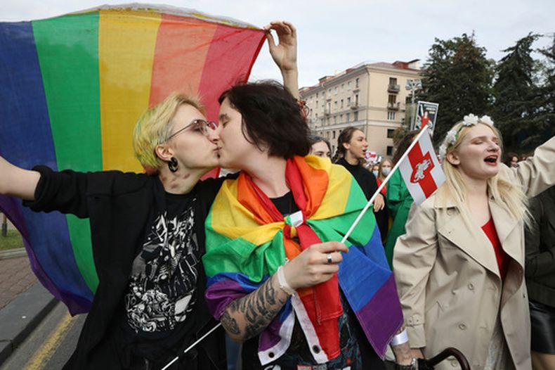 Dos activistas LGBT se besan durante una protesta contra los resultados oficiales de las elecciones presidenciales en Minsk, Bielorrusia, el 5 de septiembre del 2020. (AP foto)