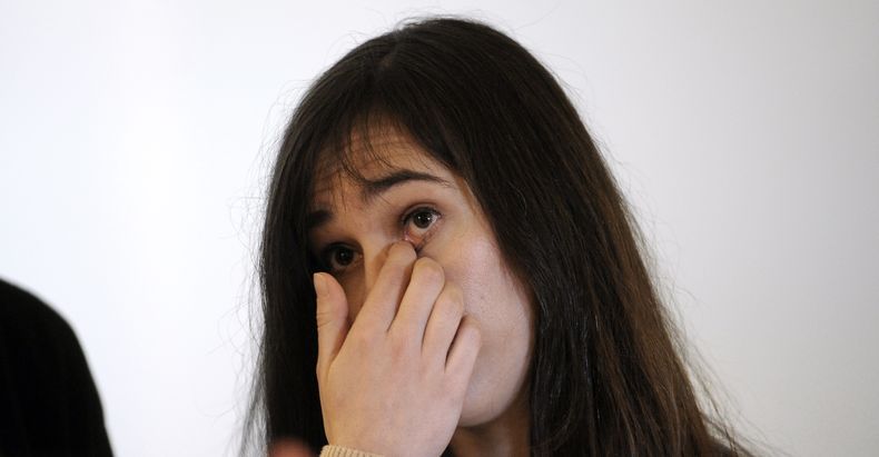 La pianista Laia Mart&iacute;n se seca una l&aacute;grima en la corte de Girona, Espa&ntilde;a, viernes 15 de noviembre de 2013. Un fiscal pidi&oacute; 20 meses de prisi&oacute;n para Mart&iacute;n y la prohibici&oacute;n de tocar el piano profesionalment