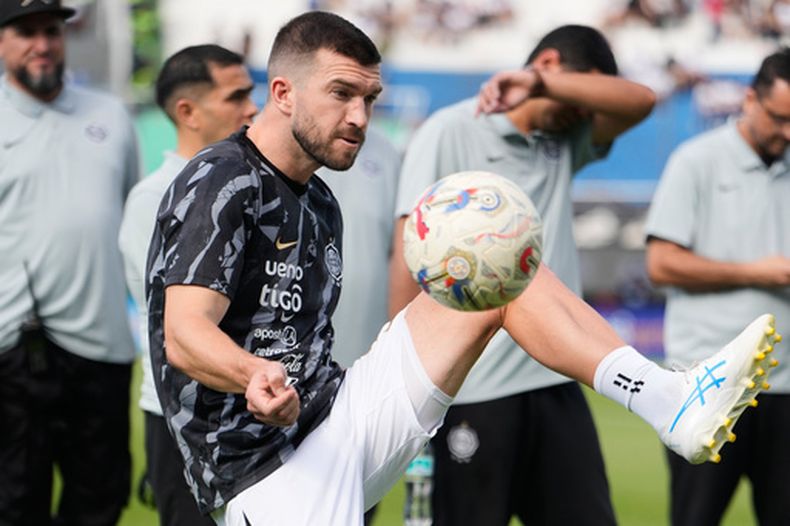 Tim Payne, de Nueva Zelanda y jugador de Olimpia, calienta antes de debutar con el club en un partido de la liga de fútbol paraguaya contra Libertad en Asunción, Paraguay, el domingo 26 de julio de 2026. (Foto AP/Jorge Saenz)