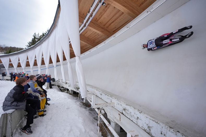Seiya Kobayashi, de Japón, compite en las eliminatorias mundialistas en Lake Placid, Nueva York, el jueves 18 de diciembre de 2025 (AP Foto/Seth Wenig)