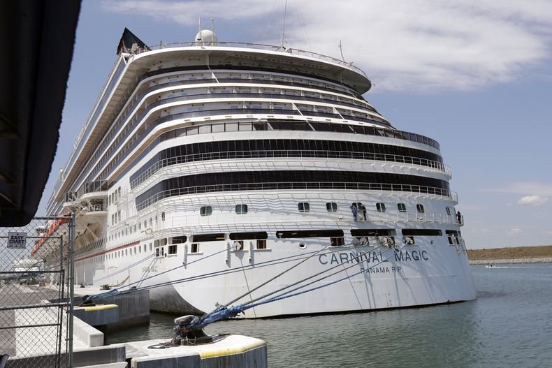 ARCHIVO - El buque Carnival Magic de la línea de cruceros Carnival está anclado en Cabo Cañaveral, Florida, abril de 2020. La Guardia Costera dijo el martes 30 de mayo de 2023 que busca a un hombre que cayó del buque al agua el 29 de mayo cuando el Magic se encontraba 300 kilómetros (185 millas) al este de Jacksonville, Florida. (AP Foto/John Raoux, File)