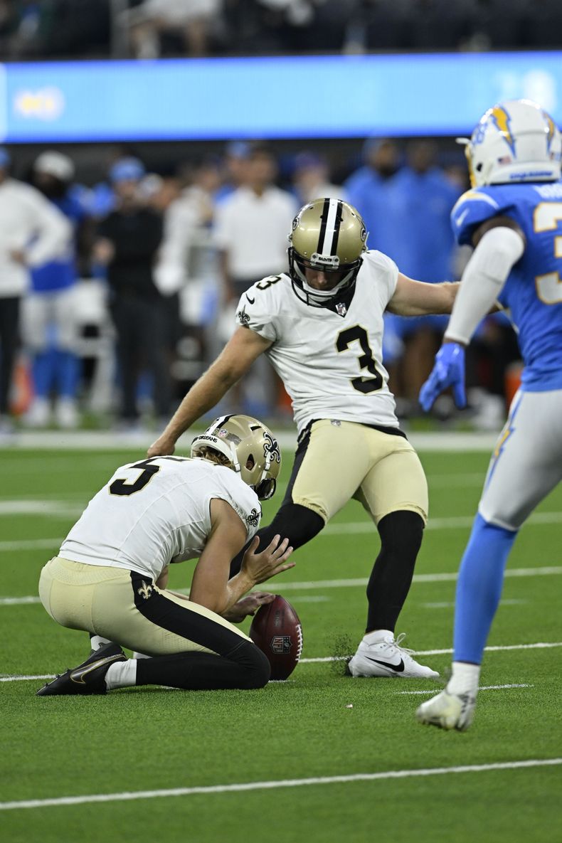 Wil Lutz, pateador de los Saints de Nueva Orleáns, convierte un gol de campo en el partido del domingo 20 de agosto de 2023, ante los Chargers de Los Ángeles (AP Foto/Alex Gallardo)