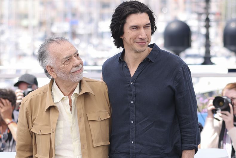 El director Francis Ford Coppola, izquierda, y Adam Driver posan en una sesión de la película Megalopolis en la 77a edición del Festival de Cine de Cannes en Francia el viernes 17 de mayo de 2024. (Foto Vianney Le Caer/Invision/AP)