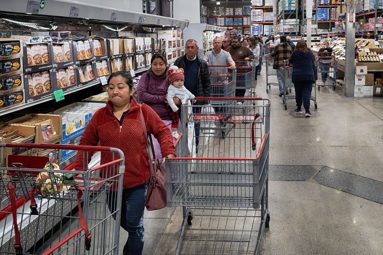 Foto tomada en una tienda Costco en el vecindario de Van Nuys en Los Ángeles, el 19 de febrero del 2025. (AP foto/Richard Vogel)