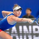 La checa Linda Noskova devuelve ante la española durante el duelo de sencillos por las semifinales de la Copa Billie Jean King, el viernes 25 de septiembre de 2026, en Shenzhen, China. (AP Foto/Andy Wong)