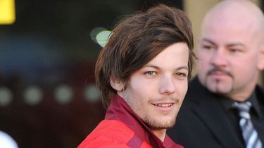 americateve | En fotograf&iacute;a del 26 de febrero de 2014 el integrante del grupo One Direction, Louis Tomlinson, llega al estadio Keepmoat en Doncaster. Tomlinson y el ex propietario del equipo de f&uacute;tblo Doncaster completaron la adquisici&oacute;n del club e