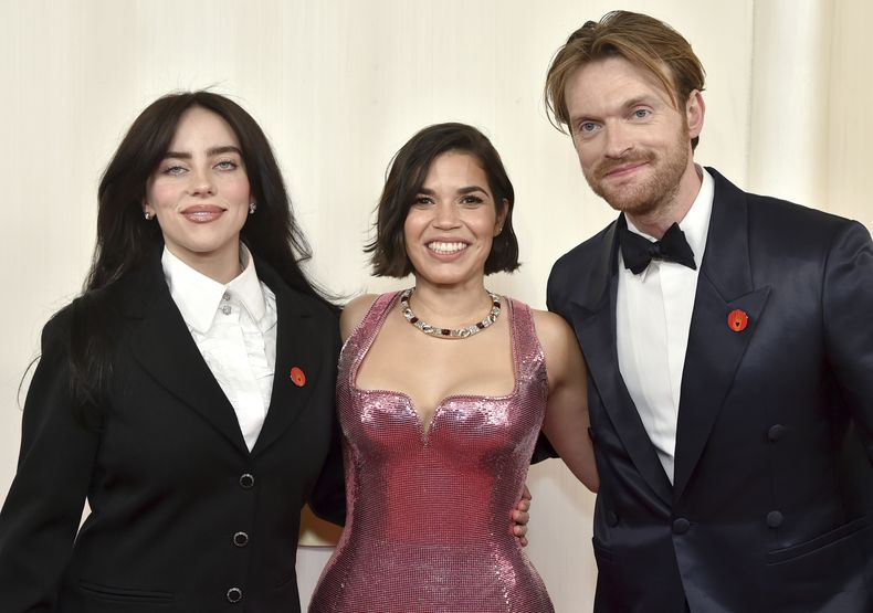 Billie Eilish, de izquierda a derecha, America Ferrera y Finneas OConnell llegan a los Oscar el domingo 10 de marzo de 2024, en el Teatro Dolby en Los Ángeles. (Foto Richard Shotwell/Invision/AP)