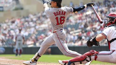 Jarren Duran de los Medias Rojas de Boston conecta un sencillo ante los Mellizos de Minnesota, el miércoles 30 de julio de 2025, en Minneapolis. (AP Foto/Matt Krohn)