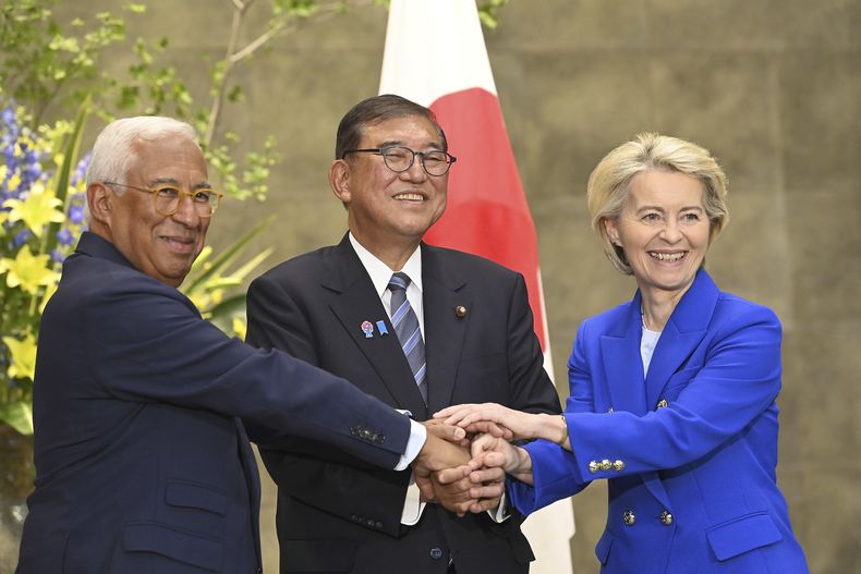 La presidenta de la Comisión Europea Ursula von der Leyen (der), el primer ministro japonés Shigeru Ishiba (cent) y el presidente del Consejo Europeo António Costa (izq) en Tokio el 23 de julio del 2025. (David Mareuil/Pool Photo via AP)