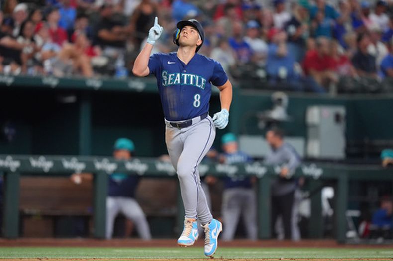 El bateador designado de los Marineros de Seattle Dominic Canzone apunta al cielo al correr al plato al conectar un jonrón en la séptima entrada ante los Rangers de Texas el domingo 26 de julio del 2026. (AP Foto/LM Otero)