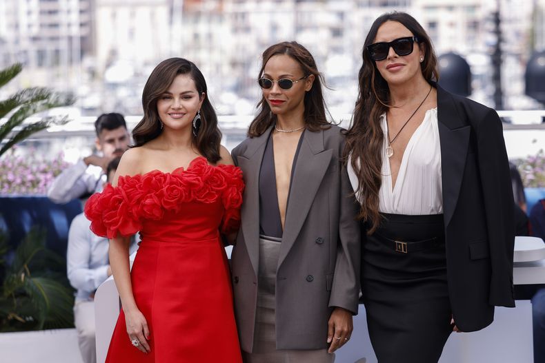 Selena Gomez, de izquierda a derecha, Zoe Saldaña y Karla Sofia Gascón posan en la sesión de Emilia Perez en la 77a edición del Festival de Cine de Cannes, en Francia el domingo 19 de mayo de 2024. (Foto Vianney Le Caer/Invision/AP)