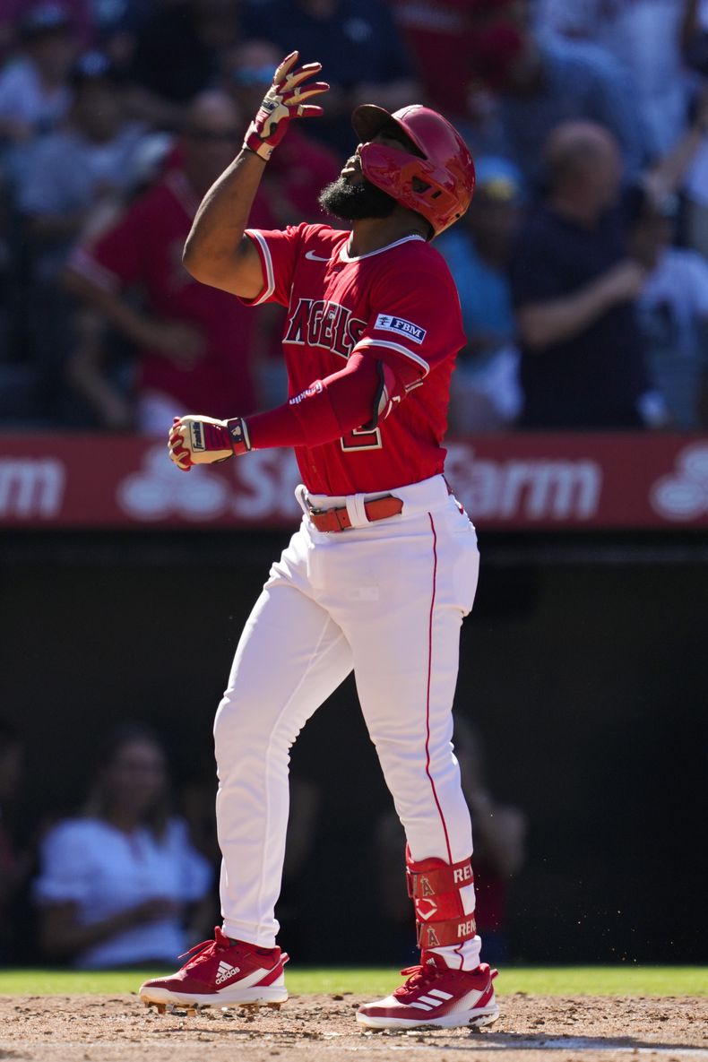El venezolano Luis Rengifo, de los Angelinos de Los Ángeles, festeja tras conseguir un jonrón ante los Yanquis de Nueva York, el miércoles 19 de julio de 2023 (AP Foto/Ashley Landis)