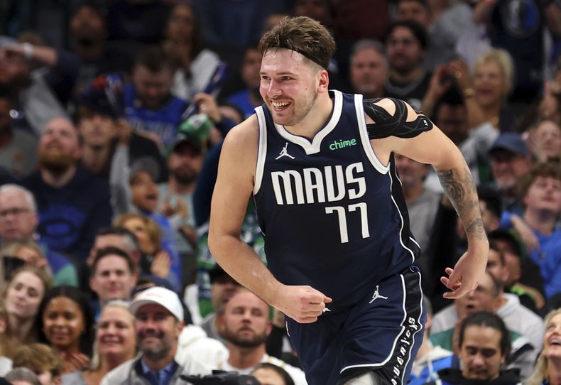 Luka Doncic, de los Mavericks de Dallas, festeja tras entregar una asistencia en el encuentro ante los Spurs de San Antonio, el sábado 23 de diciembre de 2023 (AP Foto/Richard W. Rodriguez)