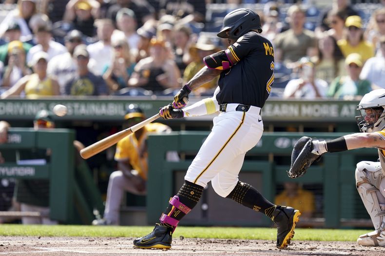 Andrew McCutchen de los Piratas de Pittsburgh batea un sencillo remolcador en la primera entrada ante los Atléticos el domingo 21 de septiembre del 2025. (AP Foto/Matt Freed)