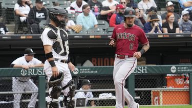 Jace Peterson, derecha, de los Diamondbacks de Arizona, anota con un doble productor de dos carreras de Corbin Carroll ante la mirada del receptor de Medias Blancas de Chicago Carlos Pérez, en la tercera entrada del juego de béisbol en Chicago, el miércoles 27 de septiembre de 2023. (AP Foto/Nam Y. Huh)
