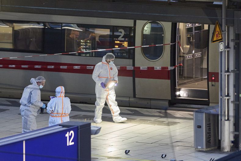Investigadores trabajan en una estación de tren de Hamburgo, Alemania, el viernes 23 de mayo de 2025, luego de que varias personas resultaron heridas al ser apuñaladas. (Georg Wendt/dpa via AP)