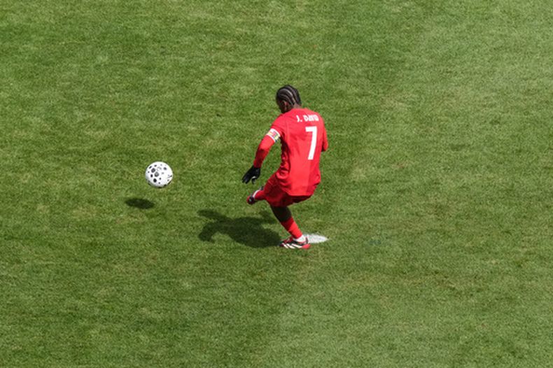 Jonathan David, de la selección de Canadá, convierte su segundo penal para igualar ante Islandia en un partido amistoso realizado el sábado 28 de marzo de 2026 en Toronto (Chris Young/The Canadian Press via AP)