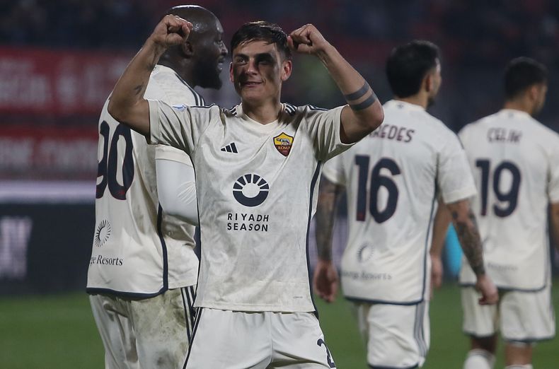 Paulo Dybala de la Roma celebra tras anotar el tercer gol de su equipo en la victoria ante el Monza en la Serie A el sábado 2 de marzo del 2024. (Alberto Mariani/LaPresse via AP)