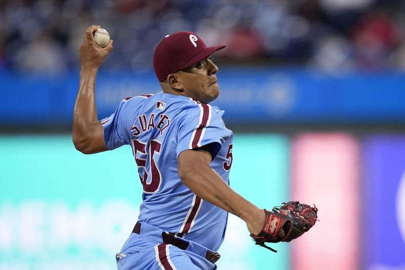 El venezolano Ranger Suárez, de los Filis de Filadelfia, realiza un lanzamiento en el juego del jueves 11 de abril de 2024, ante los Piratas de Pittsburgh (AP Foto/Matt Rourke)