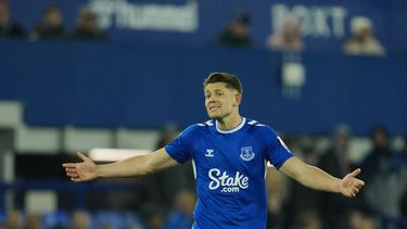 James Tarkowski del Everton reacciona tras el cuarto gol del Newcastle en el encuentro de la Liga Premier el jueves 27 de abril del 2023. (AP Foto/Jon Super)