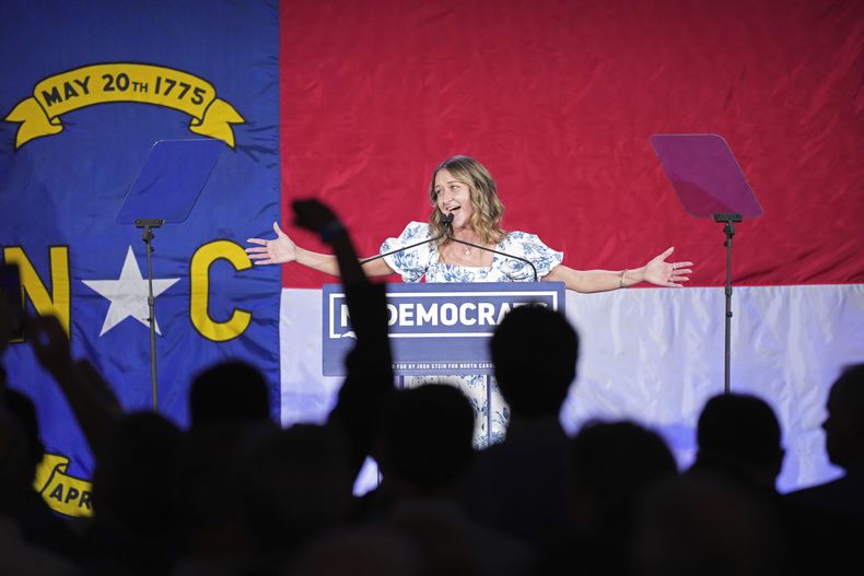 ARCHIVO- Anderson Clayton, la presidenta del Partido Demócrata en Carolina del Norte, habla durante una fiesta realizada el día de las elecciones, el martes 5 de noviembre de 2024, en Raleigh, Carolina del Norte. (AP Foto/Grant Halverson, Archivo)