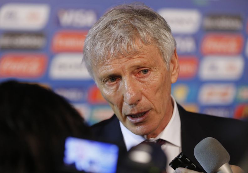 El t&eacute;cnico de Colombia, Jos&eacute; Pekerman, habla con periodistas tras el sorteo del Mundial el viernes, 6 de diciembre de 2013, en Costa do Sauipe, Brasil. (AP Photo/Victor R. Caivano)