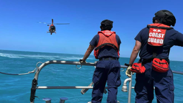 guardia costera busca los sobrevivientes de un bote con 20 personas procedentes de cuba que se volco cerca de los cayos de la florida