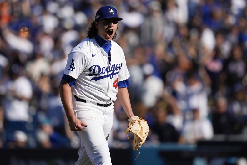 El pitcher de los Dodgers de Los Ángeles Brent Honeywell celebra tras el último out de la séptima entrada del juego 2 de la Serie de Campeonato de la Liga Nacional ante los Mets de Nueva York el 14 de octubre del 2024. (AP Foto/Gregory Bull)
