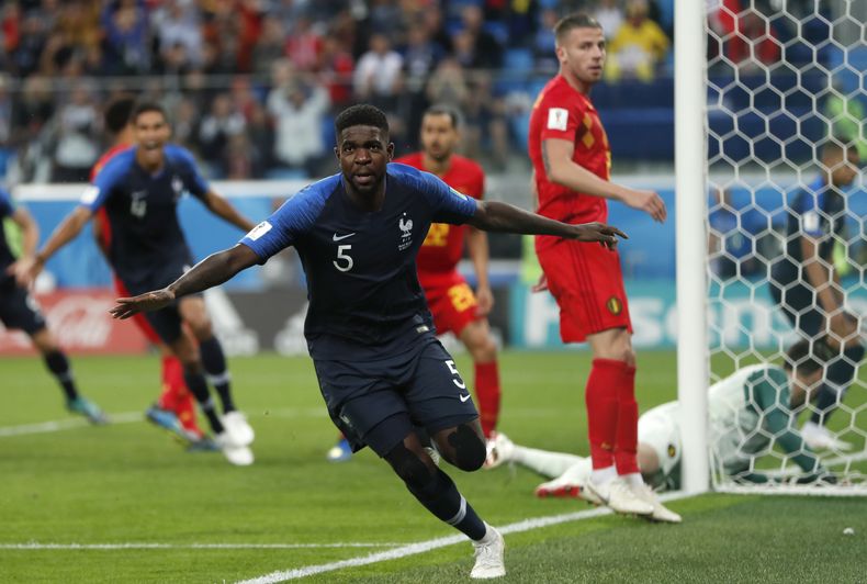 ARCHIVO - Samuel Umtiti celebra tras marcar el primer gol de Francia en la semifinal contra Bélgica en el Mundial 2018, el 10 de julio de 2018, en San Petersburgo, Rusia. (AP Foto/Natacha Pisarenko)
