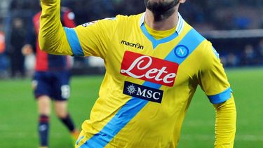 americateve | El jugador de la selecci&oacute;n argentina y del Napoli, Gonzalo Higua&iacute;n, festeja un gol contra Genoa en un partido por la Serie A el lunes, 24 de febrero de 2014, en N&aacute;poles. (AP Photo/Pressphoto)