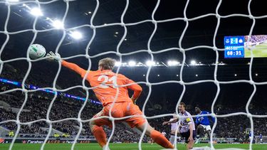 Thierno Barry (derecha), del Everton, anota ante Newcastle en un duelo de la Copa de la Liga inglesa, el jueves 29 de octubre de 2026 (Peter Byrne/PA via AP)