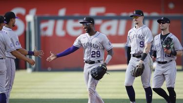 Los Rockies de Colorado festejan la victoria sobre los Reales de Kansas City, el sábado 3 de junio de 2023 (AP Foto/Colin E. Braley)