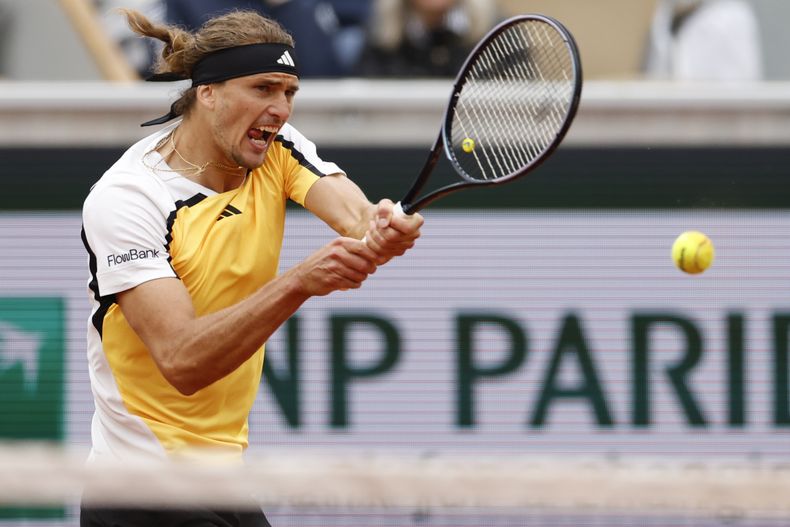 El alemán Alexander Zverev disputa un juego ante el belga David Goffin en la segunda ronda del Abierto de Francia el jueves 30 de mayo del 2024. (AP Foto/Aurelien Morissard)