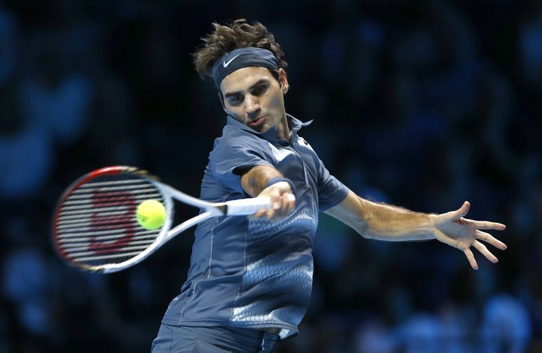 El suizo Roger Federer devuelve una pelota contra el franc&eacute;s Richard Gasquet en la Copa Masters el jueves, 7 de noviembre de 2013, en Londres. (AP Photo/Kirsty Wigglesworth)