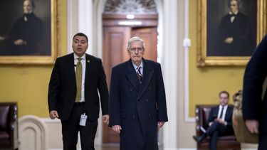 El líder de la minoría en el Senado, Mitch McConnell, republicano de Kentucky, a la derecha, camina mientras el Senado se acerca a una votación final sobre un paquete de gasto de emergencia que proporcionaría ayuda militar a Ucrania e Israel, repondría los sistemas armamentísticos estadounidenses y costearía comida, agua y otra ayuda humanitaria para civiles en Gaza, en el Capitolio, Washington, el lunes 12 de febrero de 2024. (AP Foto/J. Scott Applewhite)