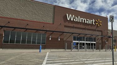 El exterior de una tienda de la cadena Walmart en Englewood, Colorado, el martes 13 de mayo de 2025. (AP Foto/David Zalubowski)