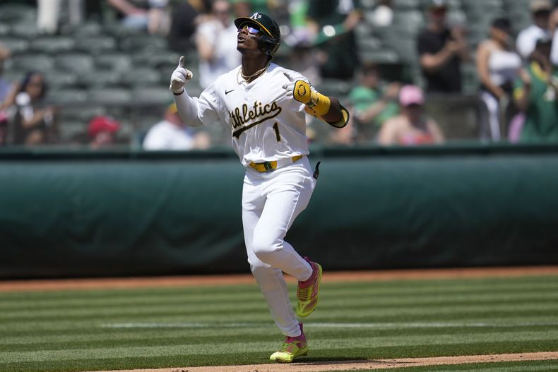 El dominicano Esteury Ruiz, de los Atléticos de Oakland, festeja tras conseguir un jonrón de dos carreras en el duelo del miércoles 17 de abril de 2024 (AP Foto/Jeff Chiu)