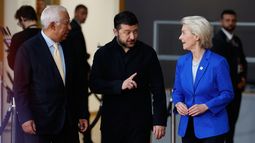 De izquierda a derecha, el presidente del Consejo Europeo, António Costa; el presidente de Ucrania, Volodymyr Zelenskyy, y la presidenta de la Comisión Europea, Ursula von der Leyen, a su llegada a una cumbre de la UE en el edificio del Consejo Europeo en Bruselas, el 16 de octubre de 2026. (AP Foto/Geert Vanden Wijngaert)
