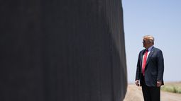ARCHIVO - El entonces presidente Donald Trump frente a un trozo del muro en la frontera entre México y Estados Unidos, en San Luis, Arizona, el 23 de junio del 2020. (AP Foto/Evan Vucci, Archivo)