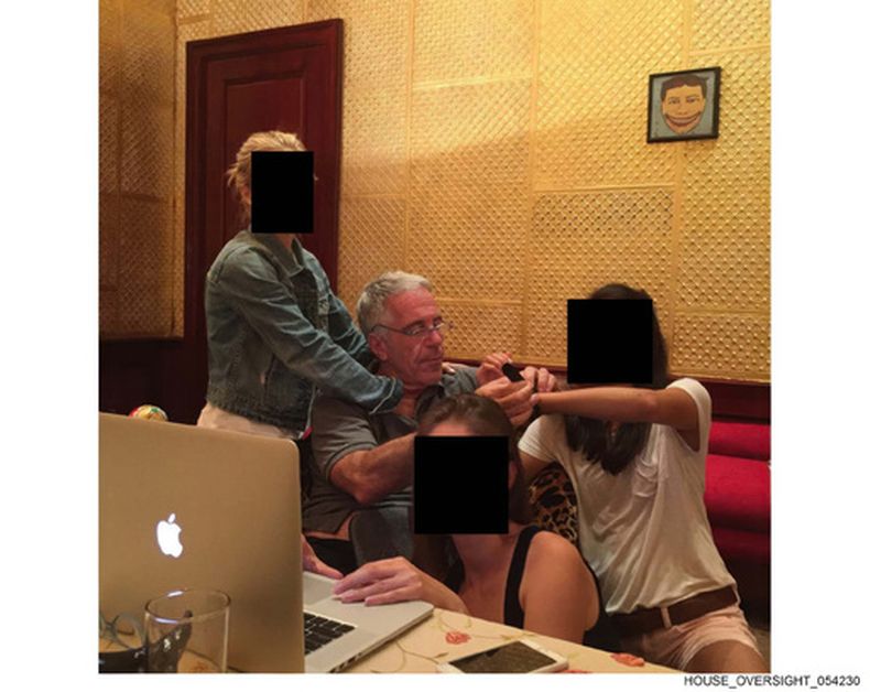 Esta foto censurada sin fecha, publicada por legisladores demócratas de la Comisión de Supervisión de la Cámara de Representantes el jueves 18 de diciembre de 2025, muestra a Jeffrey Epstein. (Comisión de Supervisión de la Cámara de Representantes a través de AP)