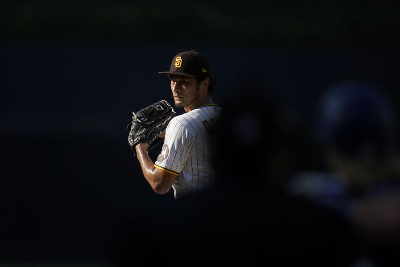 El japonés Yu Darvish, de los Padres de San Diego, labora ante los Rangers de Texas, el sábado 29 de julio de 2023 (AP Foto/Gregory Bull)