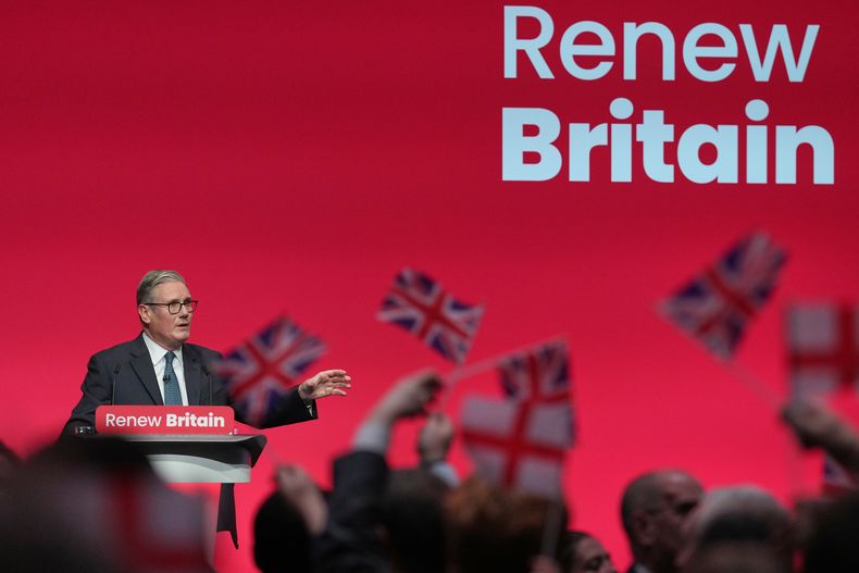 El primer ministro británico Keir Starmer pronuncia su discurso de apertura en la conferencia anual del Partido Laborista en Liverpool, Inglaterra, el martes 30 de septiembre de 2025. (AP Foto/Jon Super)