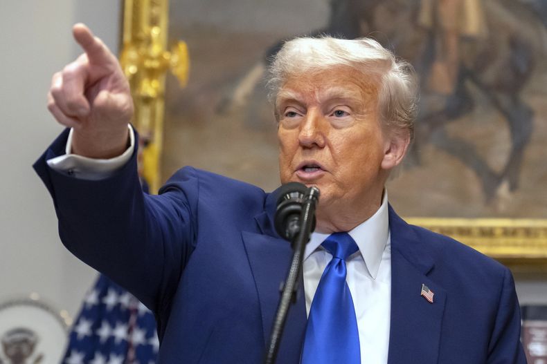 El presidente Donald Trump responde la pregunta de un reportero durante un evento en el Salón Roosevelt de la Casa Blanca, el lunes 12 de mayo de 2025, en Washington. (AP Foto/Mark Schiefelbein)