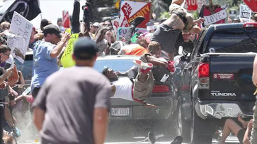 el momento en que auto embistio a multitud en charlottesville durante la marcha de supremacistas blancos