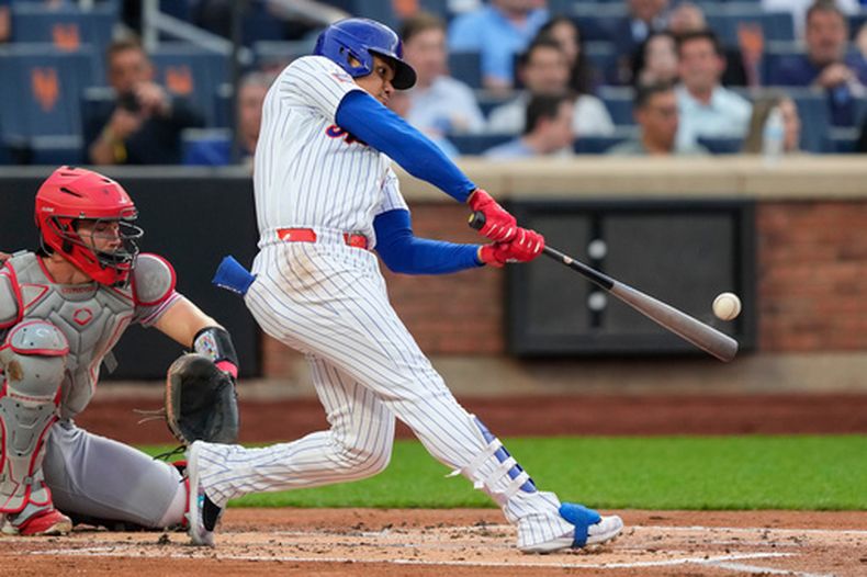El dominicano Juan Soto pega un jonrón en el encuentro ante los Rojos de Cincinnati, el miércoles 27 de mayo de 2026 (AP Foto/Yuki Iwamura)