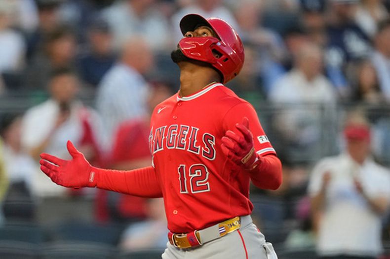 El cubano Jorge Soler, de los Angelinos de Los Ángeles, festeja su jonrón en el primer inning del juego ante los Yankees de Nueva York, el martes 14 de abril de 2026 (AP Foto/Yuki Iwamura)